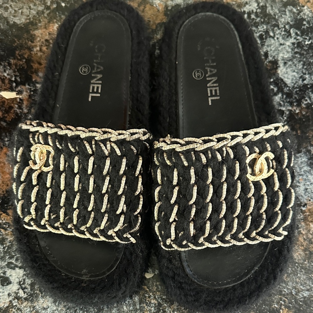 Chanel Women's Black and Gold Slippers